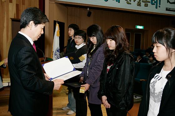 우수 신입생 장학증서 수여